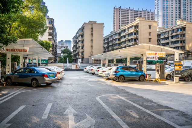9.雪天绿色能源充电服务站(1).jpg