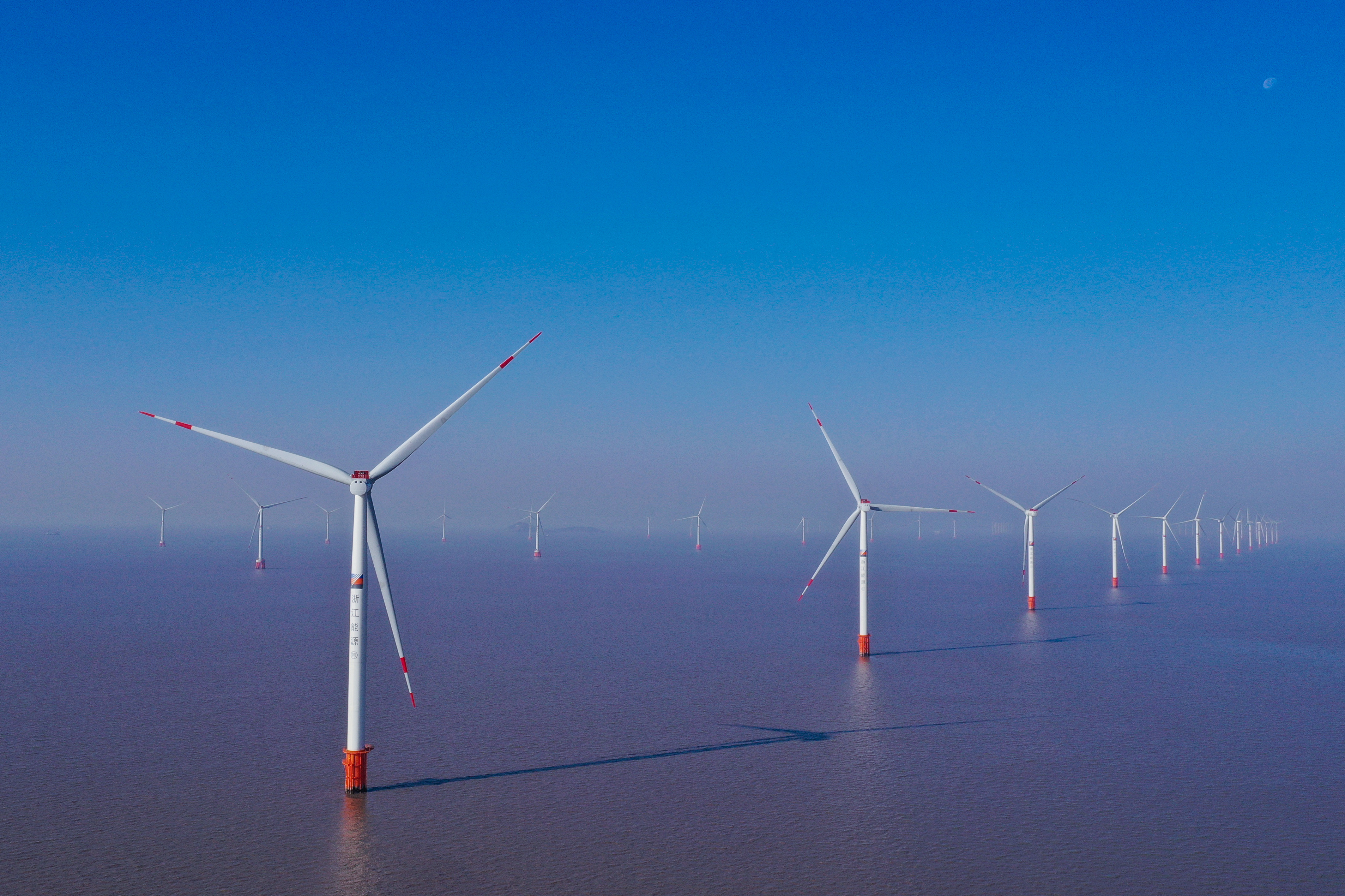 在杭州湾海域，风机群擎天而立输出绿色电能，图为浙能嘉海风电场。 张露 提供.jpg