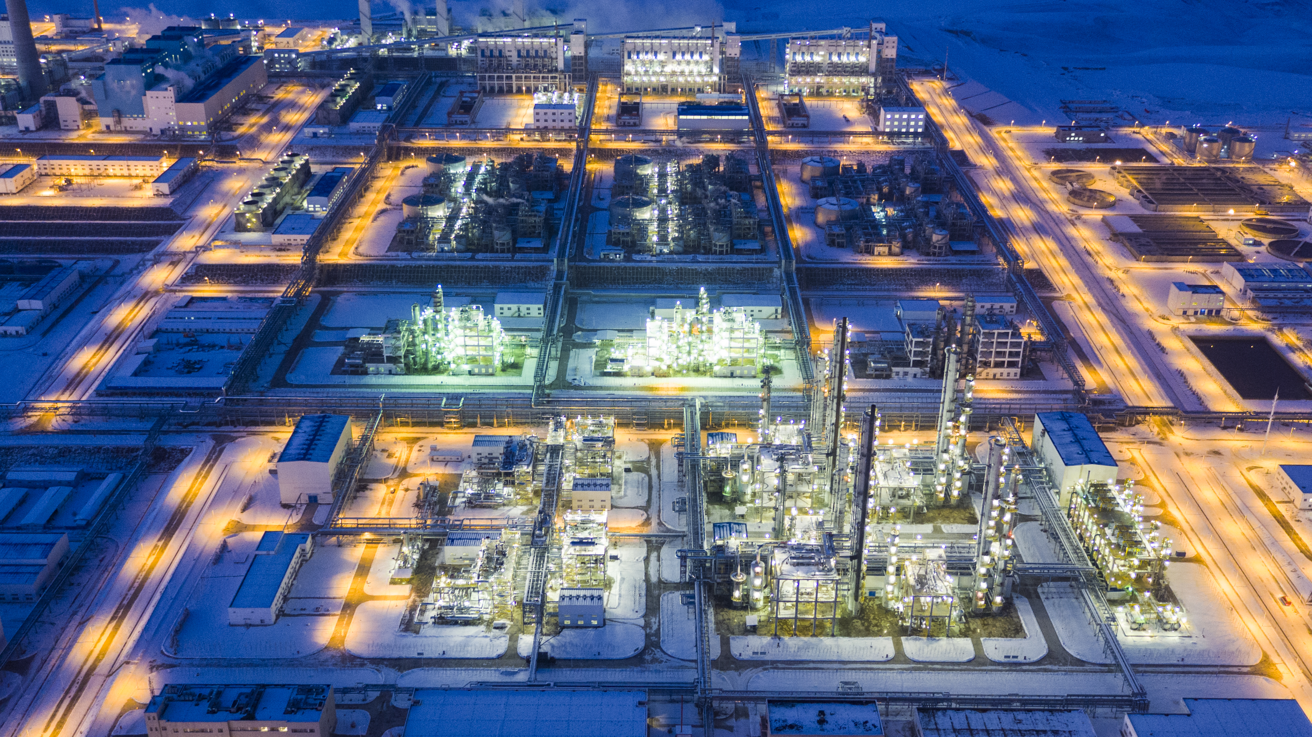 在伊犁河畔，新天煤化工灯火通明，煤制天然气通过绵延万里的“西气东输”管线送往浙江。王麟 摄.jpg