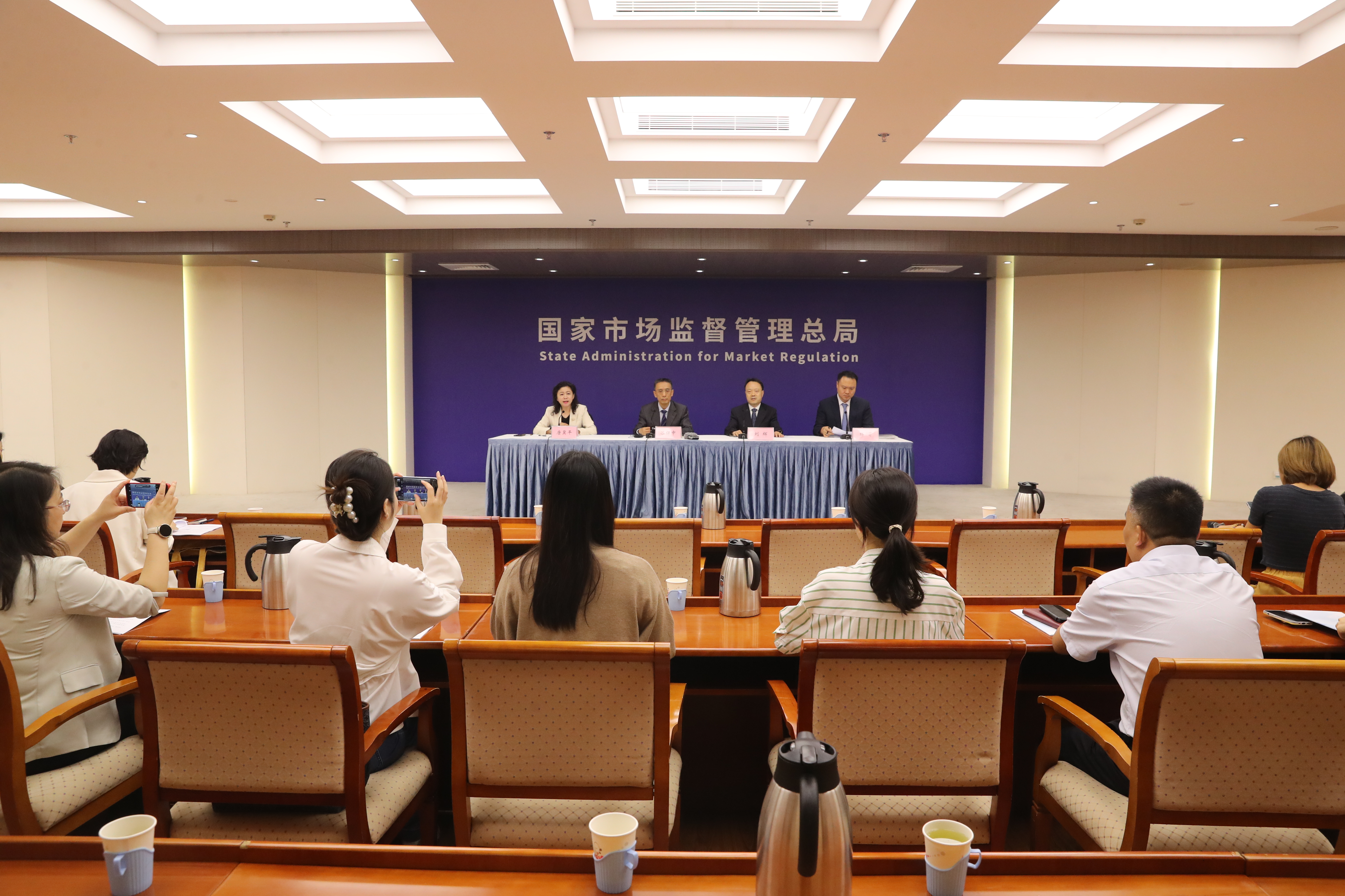 新闻发布会.jpg