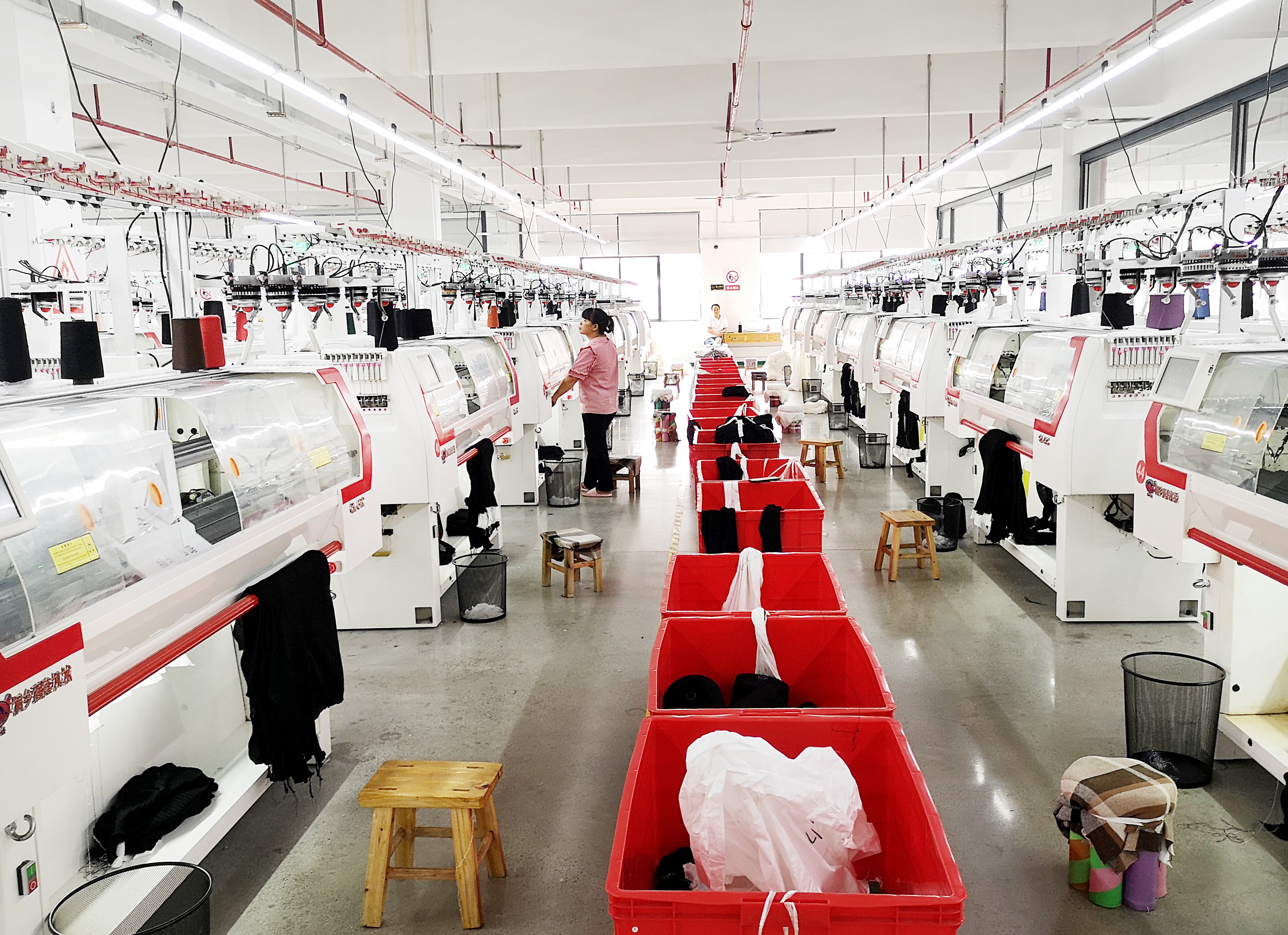 诺兰服饰生产车间.jpg