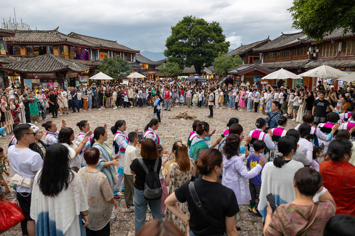 傍晚的四方街打跳（新华网 李浩 摄）.jpg