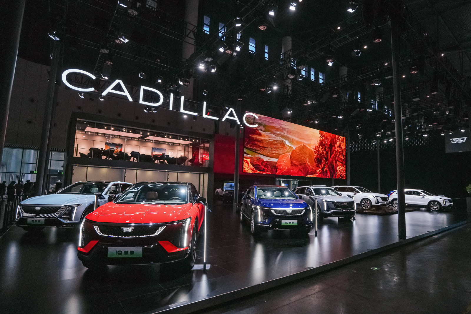 1、豪华大满配全新XT5领衔，凯迪拉克携11款明星车型亮相成都车展.jpg