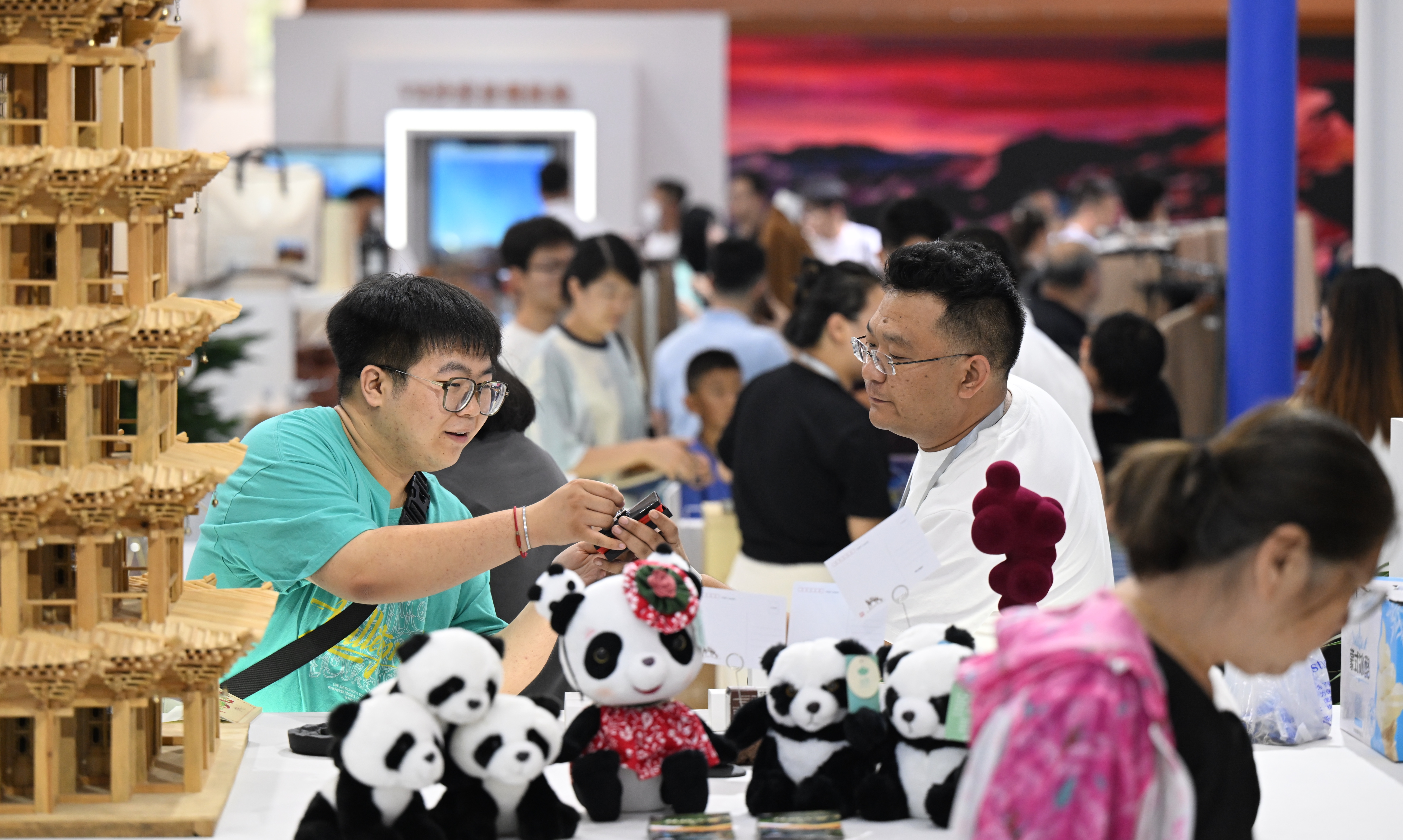 展区内，参观者们争相打卡，收集乌兰察布图章。 唐璇博摄 (2).jpg