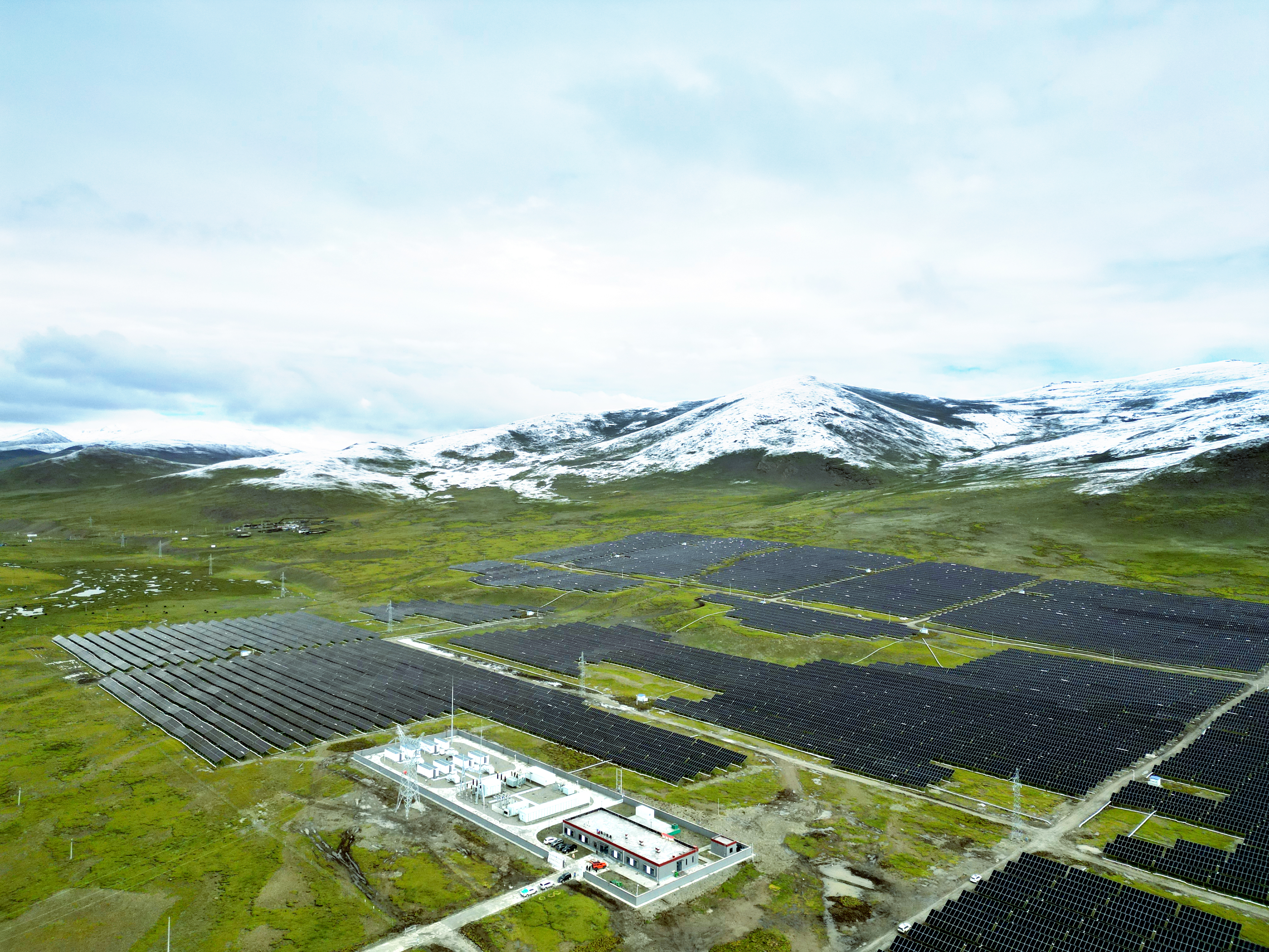 浙能集团在那曲海拔4750米的高寒缺氧地带建设的50兆瓦光伏储能电站。 沈孔成  提供.jpg