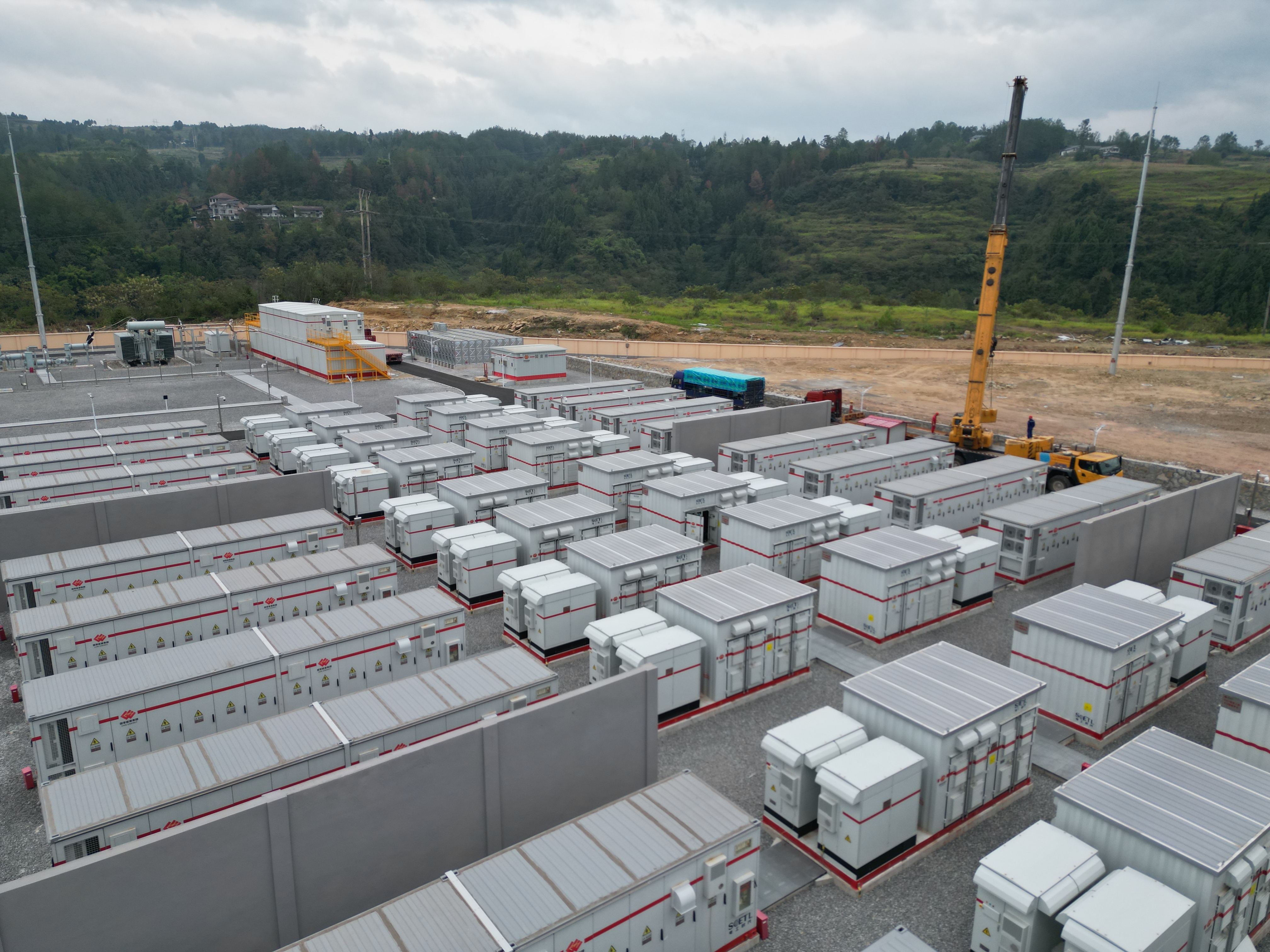 石柱县110千伏金彰共享储能电站一期建设调试现场。（王紫晗 摄）.jpg